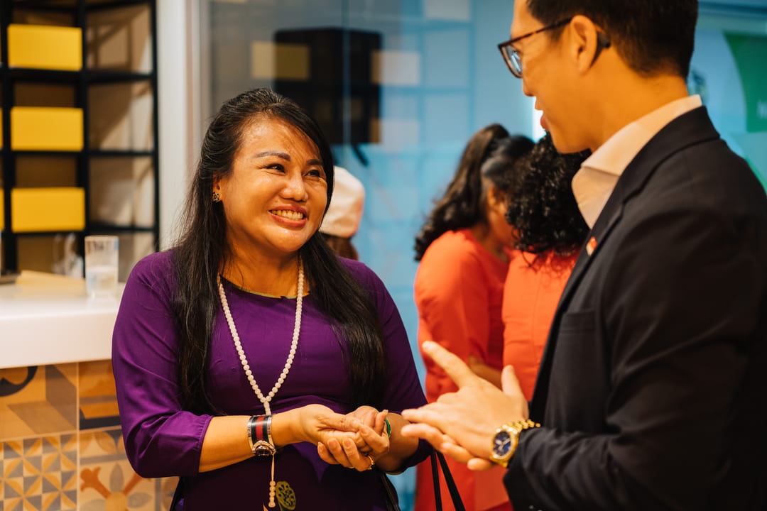 Ms Pham Thi Hong (left), an SIF 2018 Arts for Good Fellow, specially choreographed the cultural dance performed at SIF Connects! Hanoi. She shared on stage that the SIF has provided her the opportunity to continue making theatre accessible for ethnic minority groups in Vietnam