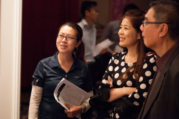 Zann Huang sharing stories behind her photographs with Singapore High Commissioner Ong Keng Yong and Jean Tan.