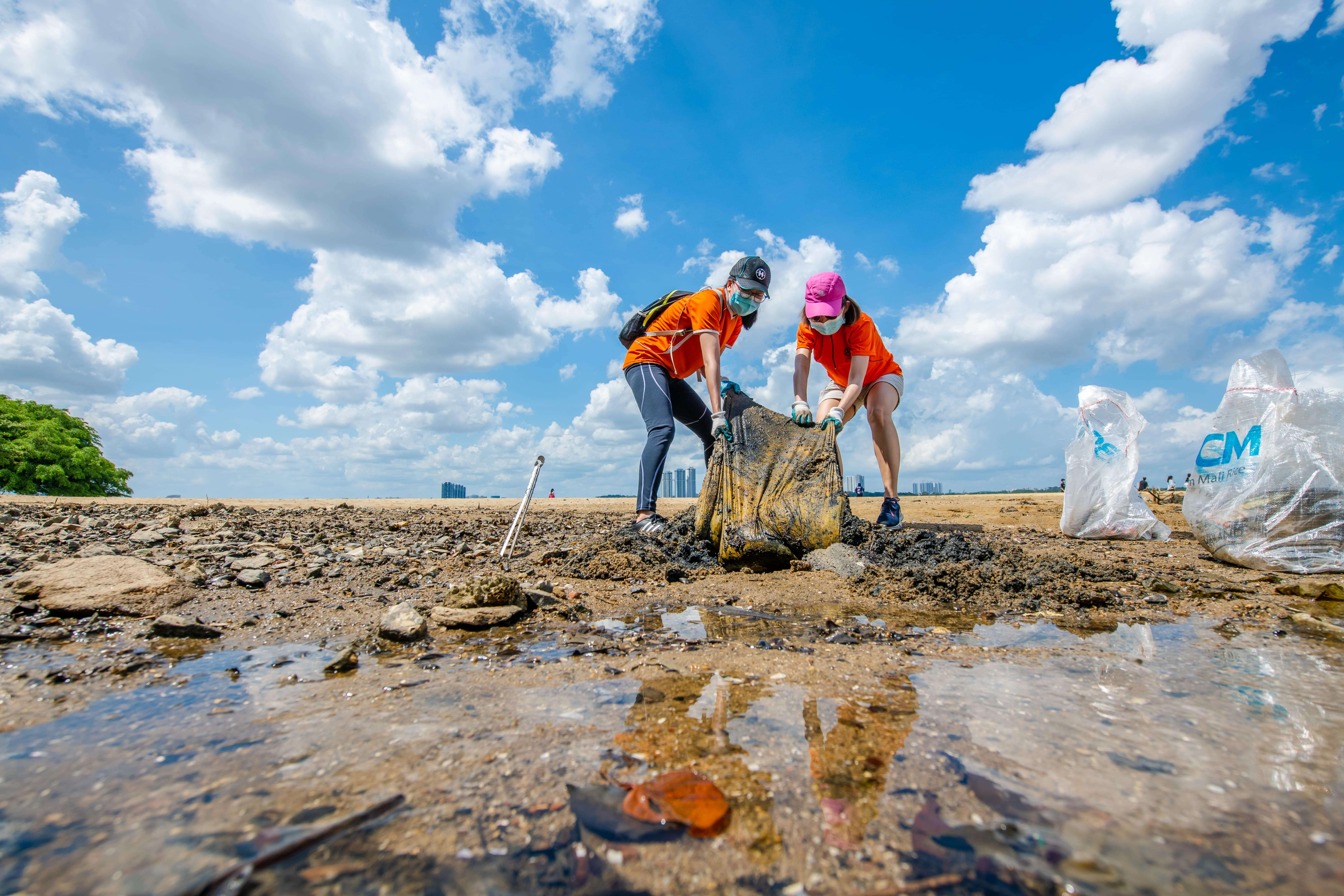 WWD2022-VolunteersPullingOutTrash