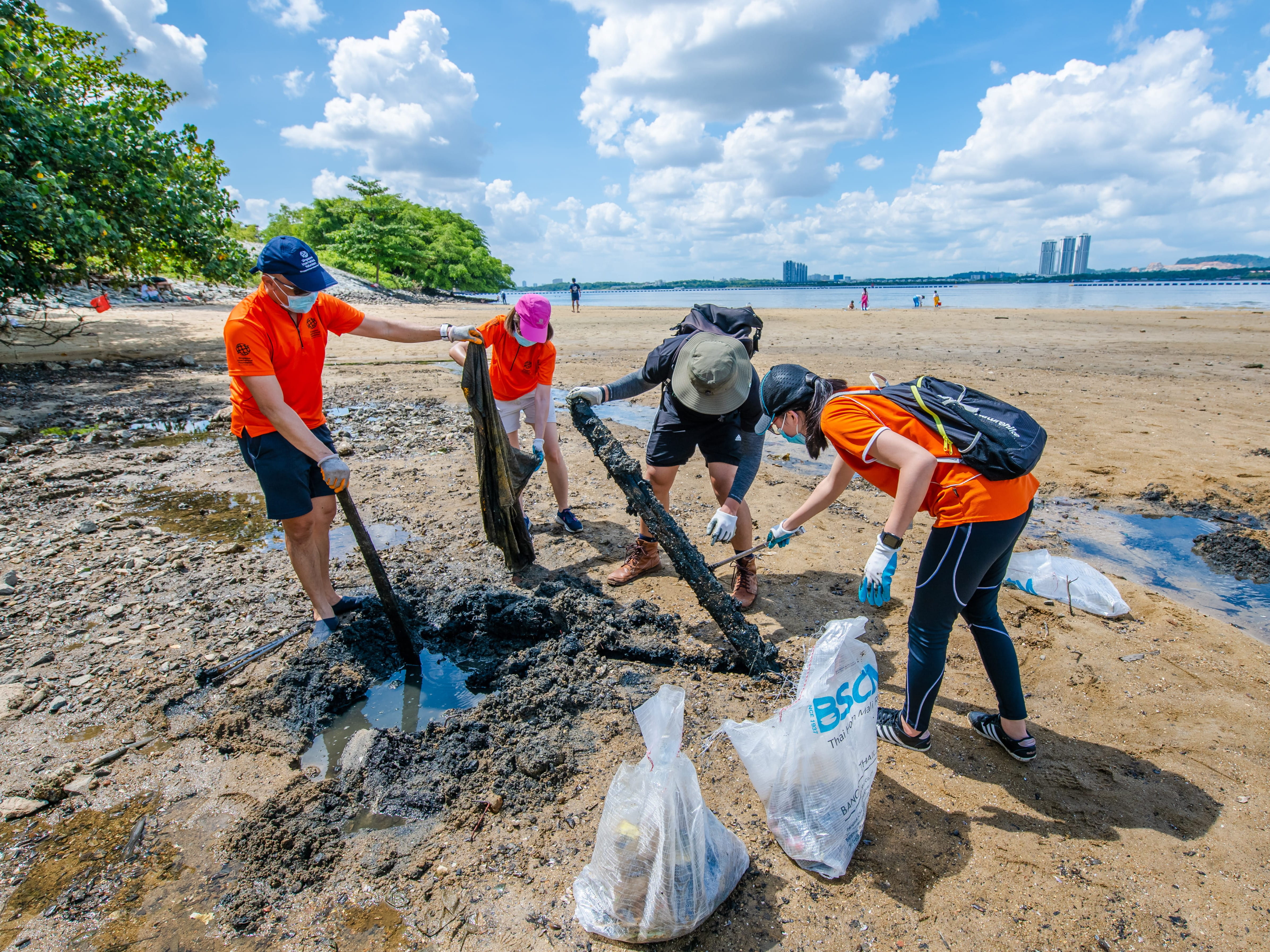 WFLFeaturedStory_VolunteersFromTheSIFCommunityCleanUpTheBeachToMarkWorldWaterDay